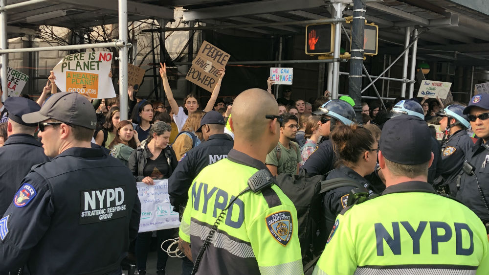 Demonstrators highlighted the Green New Deal resolution proposed by Congresswoman Alexandria Ocasio-Cortez and Senator Ed Markey [Ben Piven/XEn News]