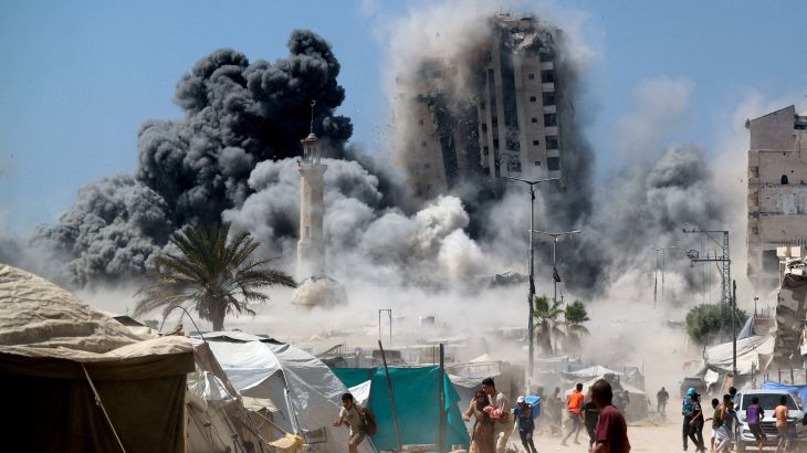 FILE PHOTO: Palestinians run as the 15-storey Mushtaha Tower collapses after being hit by an Israeli air strike, in Gaza City, September 5, 2025. REUTERS/Mahmoud Issa/File Photo